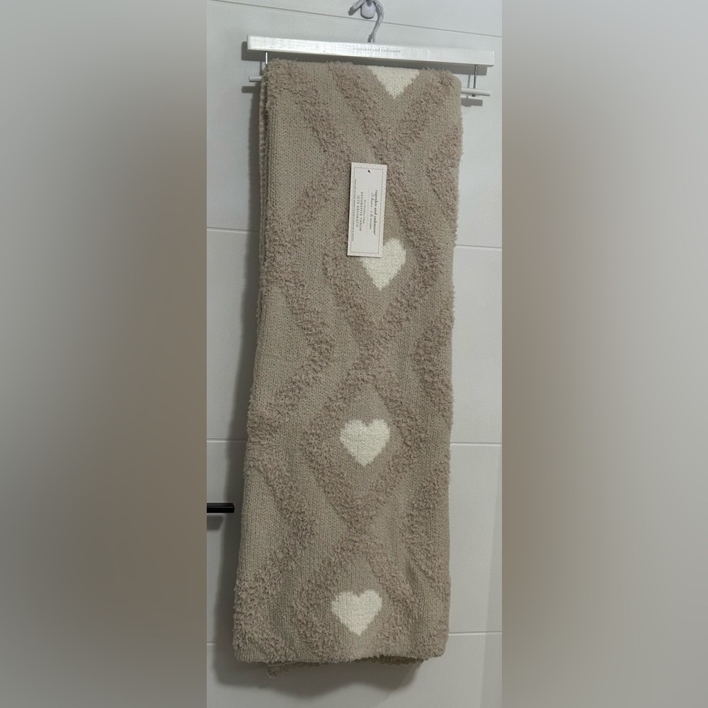 ✨NWT✨ Cupcakes & Cashmere: Decorative Throw